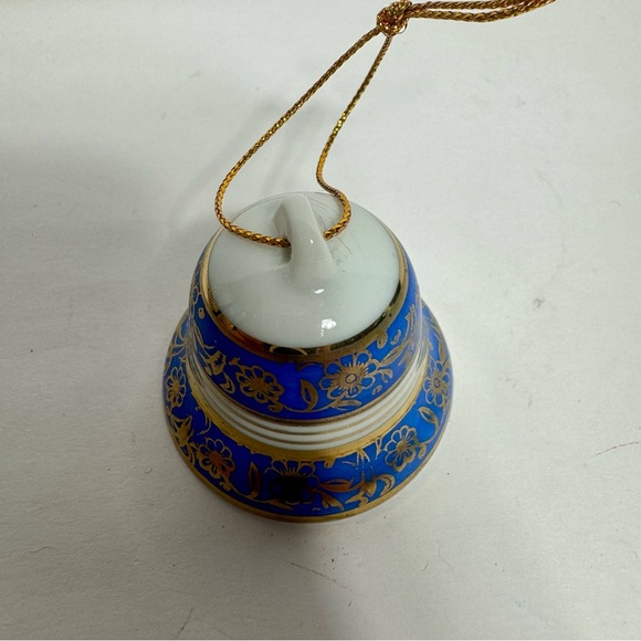 Vintage ceramic small bell ornament. Approx 1.25”H x 1.75” diameter - Picture 3 of 8